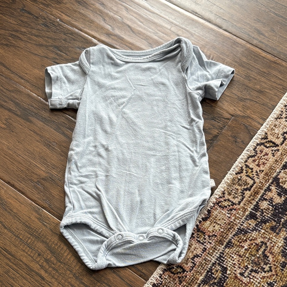 Kyte BABY fogShort Sleeve One-Piece Bodysuit (0-3)